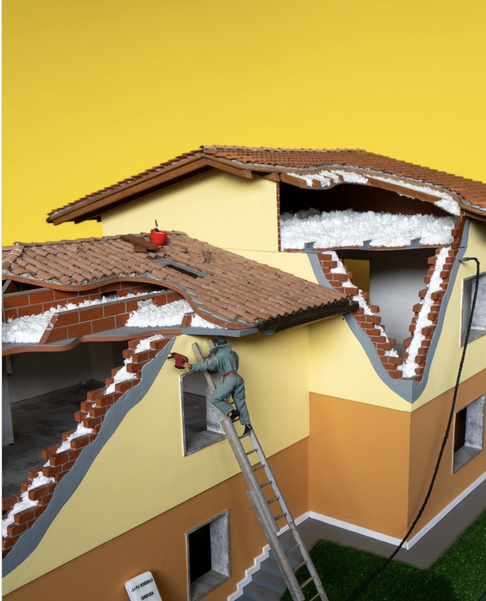 Schema di una casa con indicazione delle zone di dispersione termica nel sottotetto